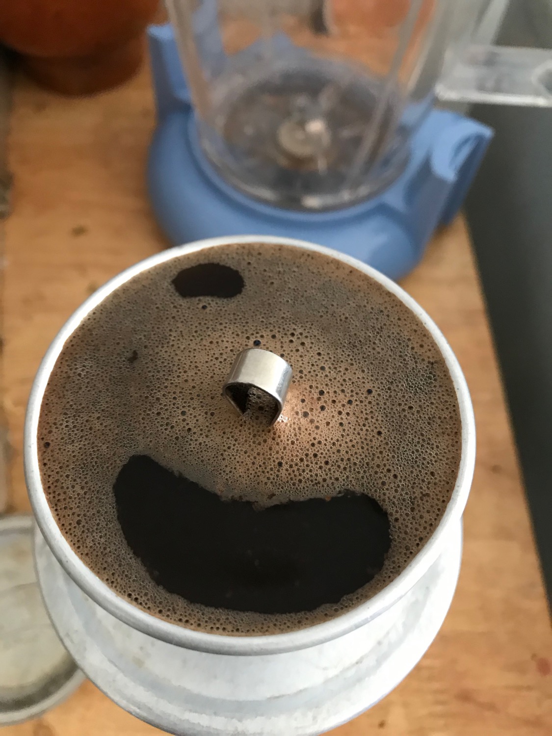 Mình rất thích thử và uống cà phê, cà phê thực sự rất ngon.
Pha phin + dùng với đường phèn hoặc đường nâu để uống, cảm giác rất tuyệt.
Bên dưới là hình ảnh ủ và pha cà phê.