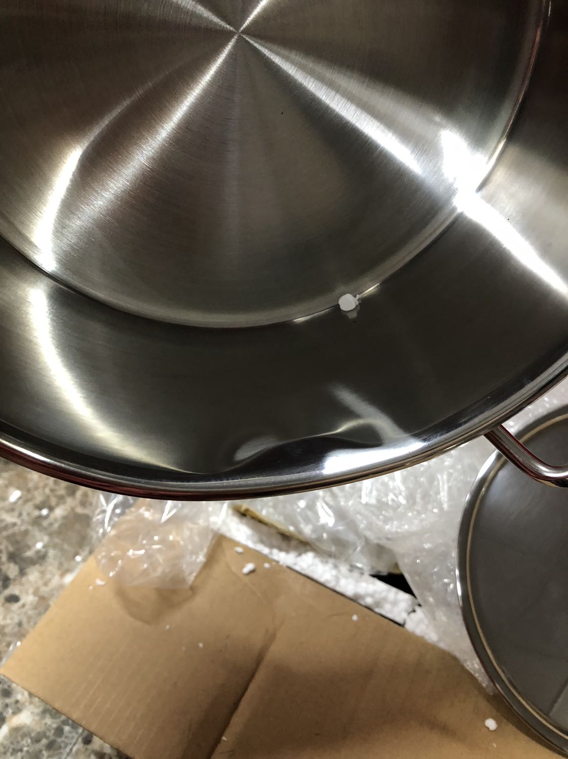 nồi đẹp dày dặn nhưng bị móp méo 1 cái