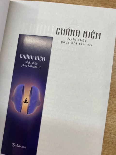 Dạo này mình thích tìm hiểu về thiền chánh niệm, gặp quyển này có giới thiệu khá hay nên mua luôn. Nội dung sơ lược thì quyển này hướng dẫn phương pháp thiền để giải toả căng thẳng cho tâm trí (thở chánh niệm, thiền metta,…). Sách viết theo kiểu cuộc đối thoại nên đọc rất trôi luôn, còn có hình minh hoạ nữa. Ưng ý ạ