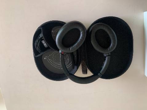 Nên dùng tai nghe với sản phẩm của Apple. Nghe nhạc trên máy tính dùng Windows khó đạt đến chất tinh tế. Chất lượng tai nghe tốt, cách âm rất hiệu quả. Cảm giác ban đầu về nền âm thanh chế độ chống ồn là rất dễ chịu. Tai nghe thông minh và rất thú vị khi khám phá từng tính năng. Ví dụ, đang nghe nhạc mà nói chuyện thì tai nghe tự động tắt để người đeo nghe được âm thanh bên ngoài. Chụp tai lớn, đủ bao trọn mà tai không bị đè ép. Pin trâu khỏi nói, nghe cả ngày luôn.
Trong hộp có kèm code nghe miễn phí Sony 360 Reality Audit trong 03 tháng nhưng không dùng được. Ở Việt Nam chỉ dùng code này đăng ký được trang Deezer nhưng vẫn đòi trả tiền. Điểm trừ
Giao hàng cực nhanh. Đặt mua buổi chiều, sáng sau đã giao. Bao gói phù hợp, an toàn. Tiki nhắn tin code nhận hàng trước để báo cho shipper lúc nhận hàng. Cách này giảm thiểu rủi ro giao nhầm người.