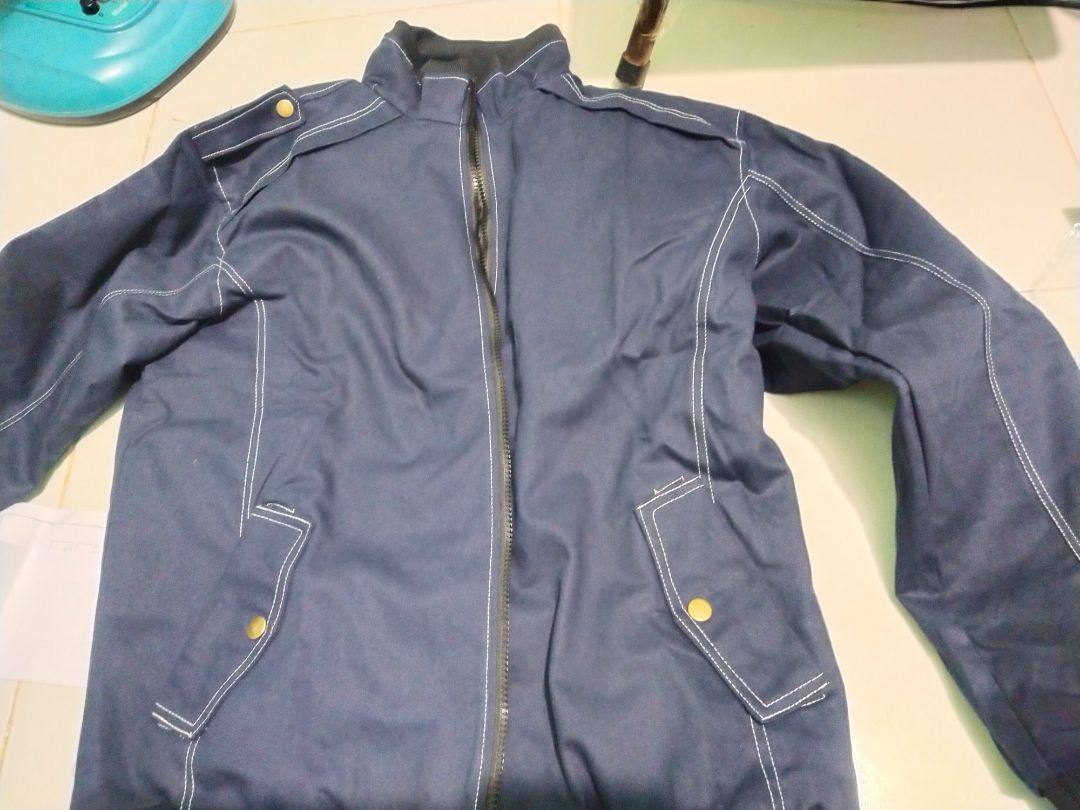 sản phẩm thì ok.  Có đường chỉ may màu trắng thì k giống vs hình đã đặt mua,  màu thì lợt hơn. Đã lỡ tay gỡ thẻ bài ra rồi chứ muốn đổi lại giống như đã đặt hàng. Mong shop khắc phục được vấn đề này