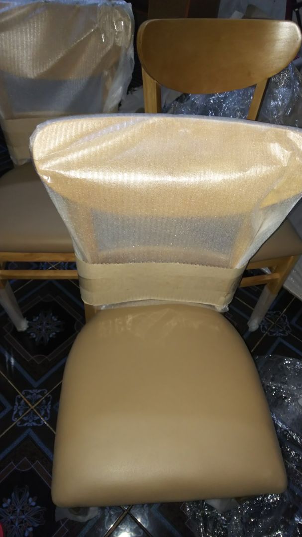 sp màu vàng như hình, đóng gói cẩn thận, giao hàng nhanh, gỗ chắc chắn ưng 100% 22/10/2021