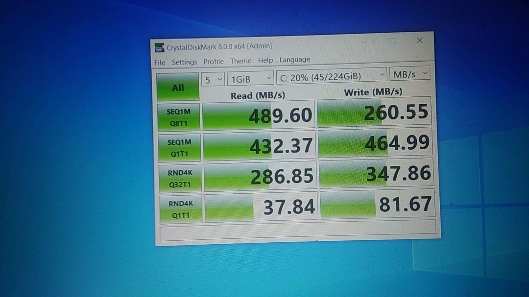 Các bạn hãy nghe mình, sản phẩm của kioxia thật sự chất lượng, nhiều bạn test bảo yếu thì mình không biết máy các bạn làm sao.
Máy mình dell inspiration 15 3576
Mình dùng dual SSD với HDD
Thông số khi test thật sự rất ổn, các bạn nhìn vào thông số đầu tiên Của SSD và cái sau là của ổ HDD cũ của mình.
Sản phẩm của hãng Tosiba, khi hoạt động quạt chạy êm, tốc độ mở máy 15s, có phần mềm hỗ trợ riêng của hãng dùng để cập nhật phần mềm cho ổ cứng.
