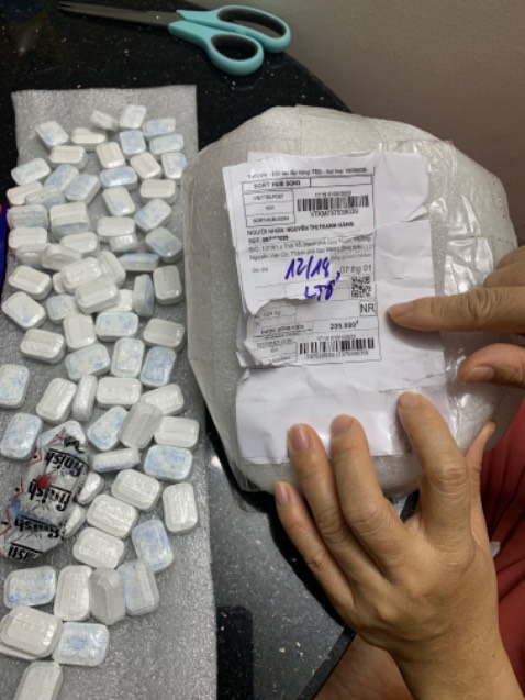 Tôi đã nhận hàng của shop, về đánh giá như sau:
1 .Gói hàng không cẩn thận.
2. Mở gói hàng viên rửa chén đã thấy đường kéo cắt trên bì.
3. Khi đặt mua trên bì ghi 150 viên, thực tế đếm có 74 viên.
Kết luận shop không đánh tin cậy và ảnh hưởng niềm tin mua hàng của lần tiếp theo, đóng hàng tệ, giao không đúng số lượng shop ***. KHÔNG UY TÍN- KHÁCH HÀNG KHÔNG HÀI LÒNG !