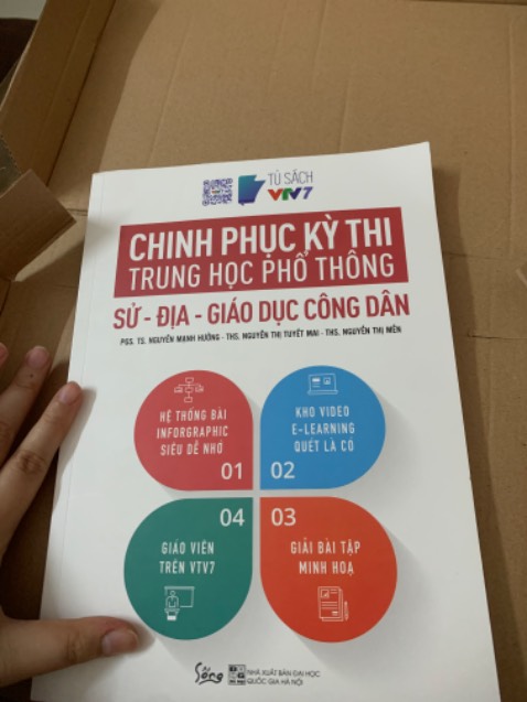 Sách to, không quá dày, màu sắc bắt mắt và có hệ thống thông tin dễ minh hoạ