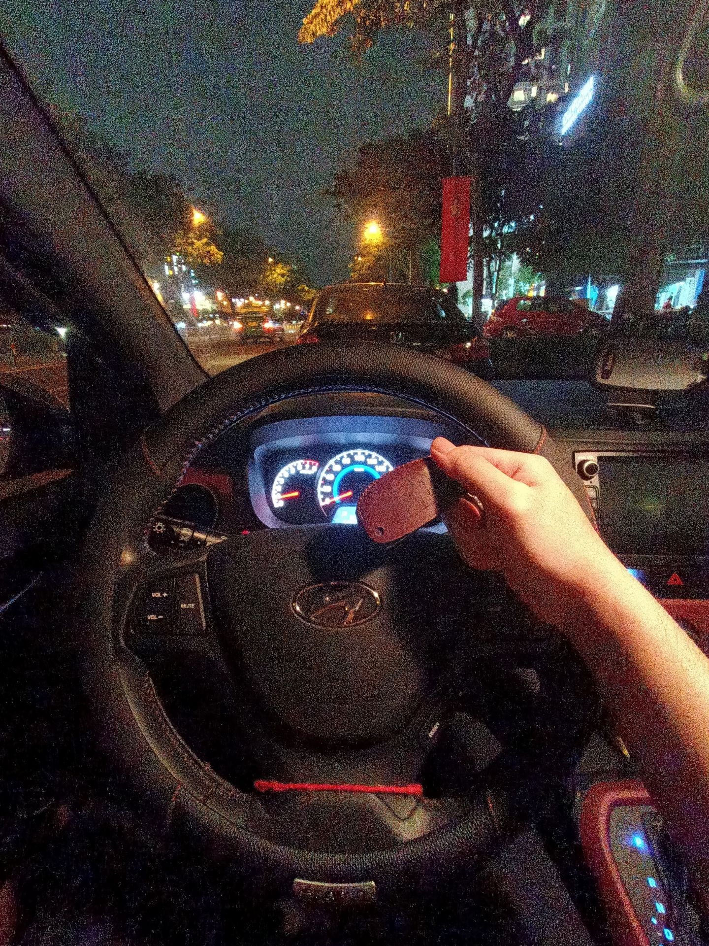 Tốt, đẹp, dễ lắp đặt, đầm chắc tay khi lái, mình lắp cho huyndai i10