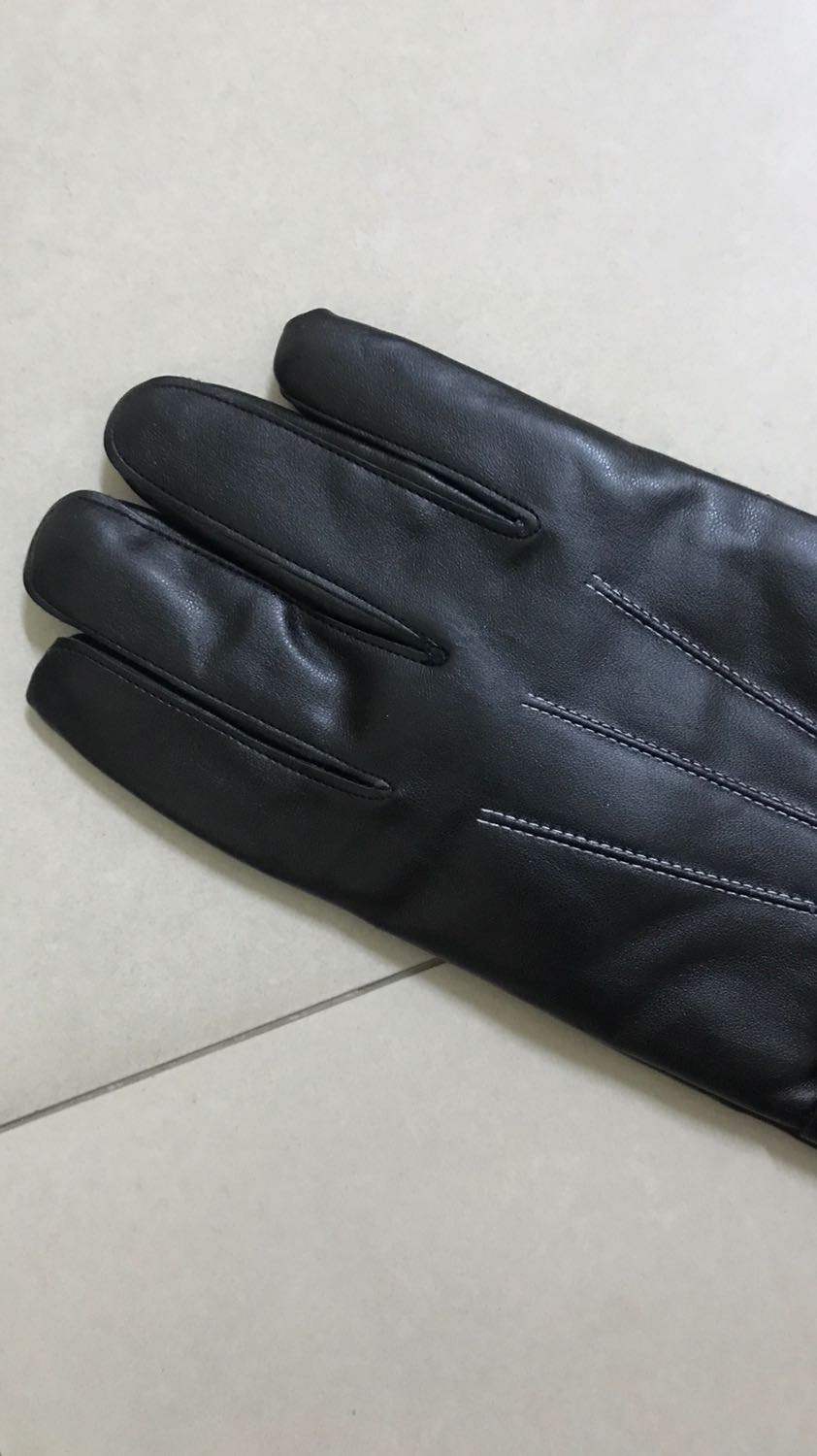 Găng tay da mềm mại, lớp lót lông đeo vào rất ấm và êm tay nữa, không có cảm giác thôi bởi da. Đeo rất mềm mại và dễ chịu. Cảm ứng điện thoại ngon lành. Nói chung so với tầm giá thì đánh giá 5 sao ủng hộ shop luôn.