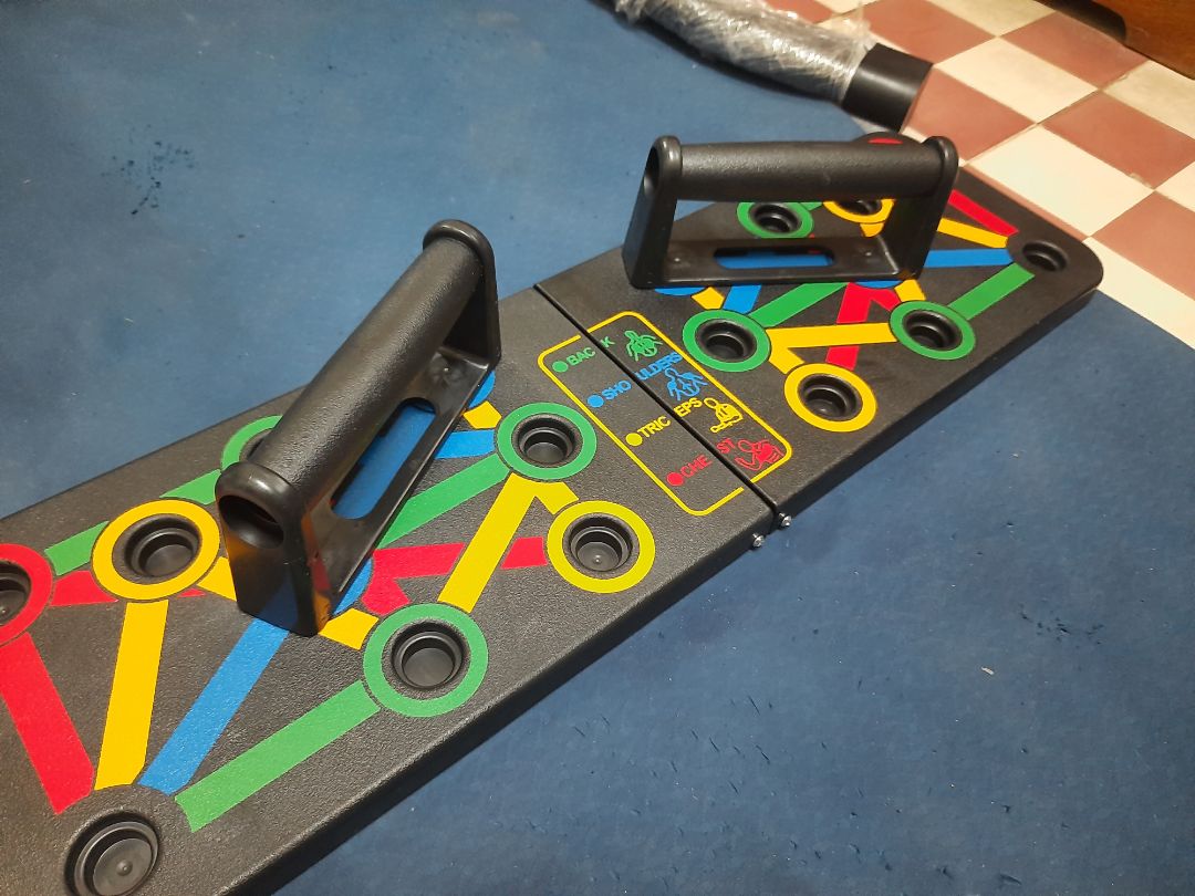 Đóng gói ít dùng bao giấy, ít nylon, xé ra vứt đỡ áy náy. Rất hài lòng.
Bản nhựa chắc chắn, tay cầm vừa vs mình nhưng chắc hơi nhỏ vs những bạn cao to cỡ m8. Mình tập thử thấy ko bị rung lắc. Có điều tốt nhất nên đặt trên thảm chống trượt (thảm yoga chả hạn) để hoàn toàn ko rung lắc khi tập.
Sản phẩm đáng mua, dễ dùng.