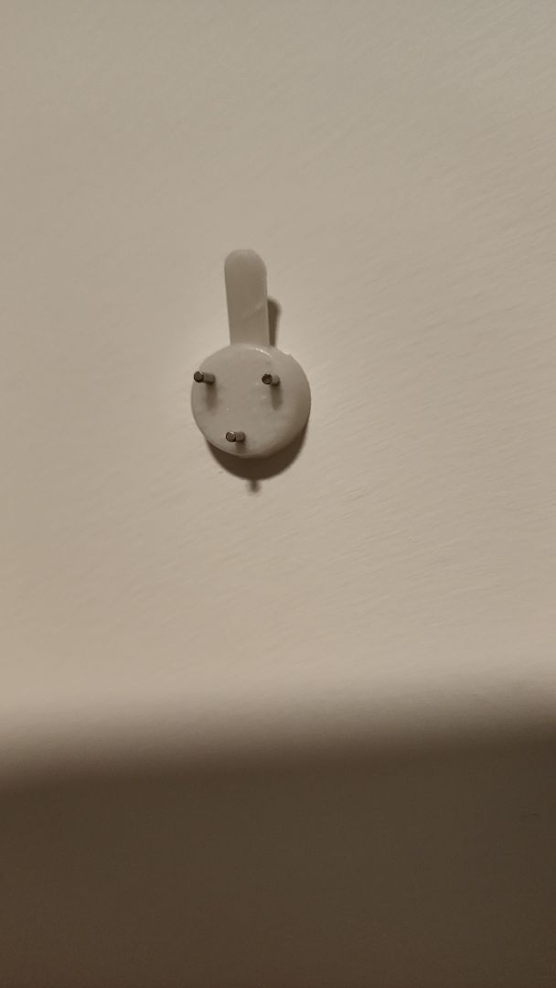 Giao nhanh, đầy đủ. Có điều cái móc này yếu lắm, đóng đinh, cái thì bị quẹo chân đinh, cái thì bị gãy móc trắng trên. Lúc có kinh nghiệm rồi thì đóng được, treo vững, chưa bị rơi.