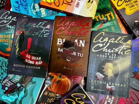 Sách đã có và đã đọc từ rất lâu rồi. Vì nxb Trẻ tái bản mẫu mới với thiết kế đồng bộ rất đẹp, thay giấy xốp tái chế bằng giấy ngà dầy đẹp láng mịn nên mua thêm để sưu tầm. Cuốn này không phải hạng top 10 của tác giả nữ hoàng truyện trinh thám nhưng cũng khá hay và hấp dẫn. Lâu rồi mới mua Tiki lại, vẫn rất hài lòng với dịch vụ giao siêu tốc. 

Sách mới tinh, còn màng co, đóng gói cẩn thận, đã có xốp chống sốc (trước đây Tiki không dùng vì bảo vệ môi trường, nhưng thực ra điều này lợi bất cập hại và làm người mua sách buồn vì sách bị hư hại trong quá trình vận chuyển). Rất hoan nghênh việc dùng xốp chống sốc để bao sách, cho 10 điểm vì điều này không có nhưng.

Shipper giao đúng hẹn, thái độ lịch sự, thân thiện.

5 sao cho tất cả.