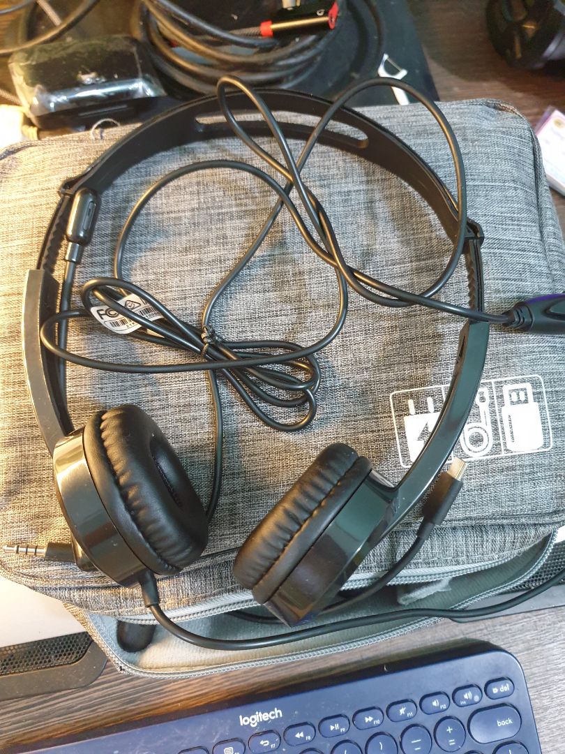 giá rẻ mà tai nghe rất tốt. chất lượng hoàn thiện tốt hơn cả đồ của logitech. âm thanh và mic đủ tốt để làm Zoom online. nói chung rất hài lòng. giao hàng tiki quá nhanh. giá rẻ mà tai nghe rất tốt. chất lượng hoàn thiện tốt hơn cả đồ của logitech. âm thanh và mic đủ tốt để làm Zoom online. nói chung rất hài lòng. giao hàng tiki quá nhanh.