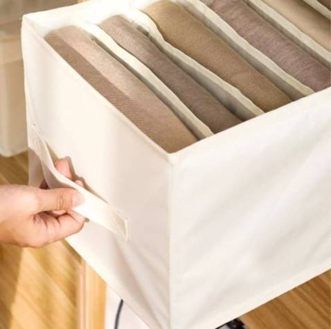 Hộp khá tiện lợi, sản phẩm ưng ý, chia ngăn dễ lấy đồ và quan sát, tuy nhiên hơi nhỏ và vẫn ít ngăn, mình muốn nhiều ngăn hơn, nhưng 7 ngăn giá này là cũng hợp lý rồi!! sản phẩm đúng mô tả, cao 20cm, dài 38cm, và rộng 25cm, loại có nắp và không nắp đều ok, đắt hơn mấy ngàn thì có nắp luôn!! được cái mình đã từng mua loại hàng này, dùng rất thích, ko có mùi, màu nhã nhặn, nên sản phẩm mới mình ủng hộ luôn hihi!!!

cảm ơn shop nhiều nha! cho 5 sao cổ vũ động viên luôn nha!