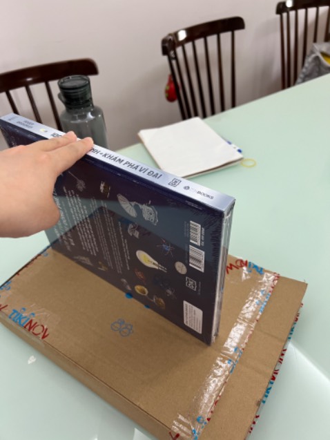 Rất thú vị, sản phẩm được đóng gói chỉn chu, giao hàng nhanh chóng nữa, mình rất hài lòng. (Các trang sách được tráng bóng, đọc mê lắm, cuốn)