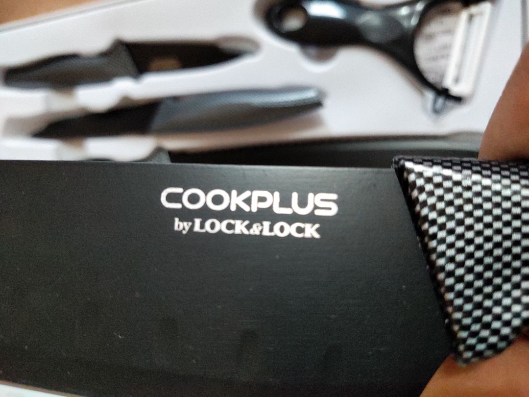 Nhìn tổng quan thì đẹp lung linh. Ban đầu cứ nghĩ dao nhỏ thôi ai ngỡ khá to nên dùng được rất nhiều việc. Bộ dao có thêm dụng cụ gọt hoa quả rất hữa dụng. Đáng để mua