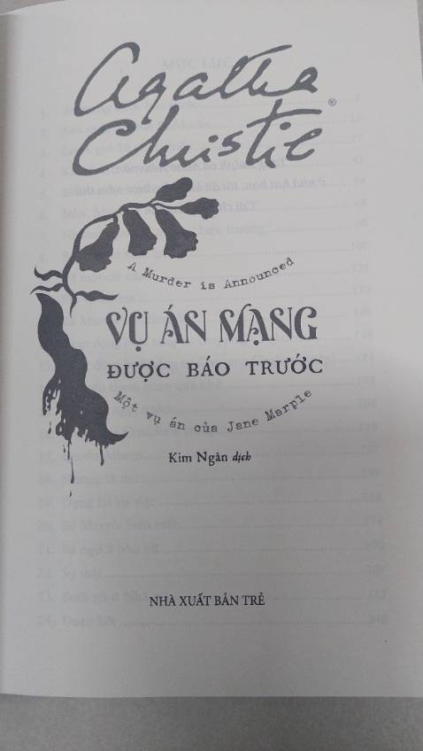 Trong “Cái chết được báo trước “ sự lẫn lộn giữa chân và ngụy thật sự đã đem lại nhiều khó khăn cho cảnh sát. Cuối cùng thì bà lão Marple, thám tử bất đắc dĩ, bằng sự suy nghĩ thấu đáo, phương pháp tư duy rành mạch của mình đã bóc trần những mánh khóe tinh vi của hung thủ. 
Khi mà trinh thám hiện đại đi những bước rất xa về hình thức kể truyện, bối cảnh xã hội thì tác phẩm của Agatha bất kỳ lúc nào vẫn xứng đáng là kinh điển ở thể loại này.