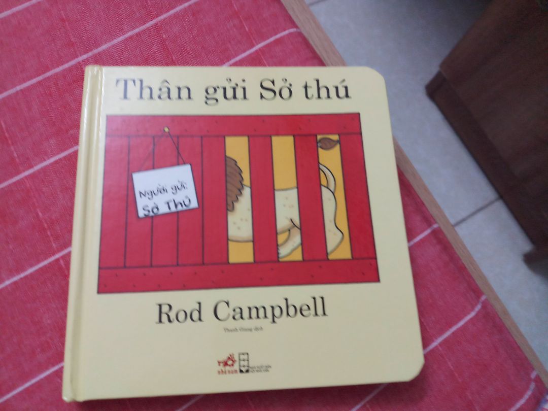 Sách dày dặn, nội dung và hình ảnh đều rất dễ thương. Sách tương tác rất phù hợp với các bé. Tuy nhiên bạn nào có gói bookcare thì k nên chọn bọc sách vì bản thân cuốn sách đã dày lắm rồi, tiki bọc cho mình còn bị rách lớp nilon bọc nữa