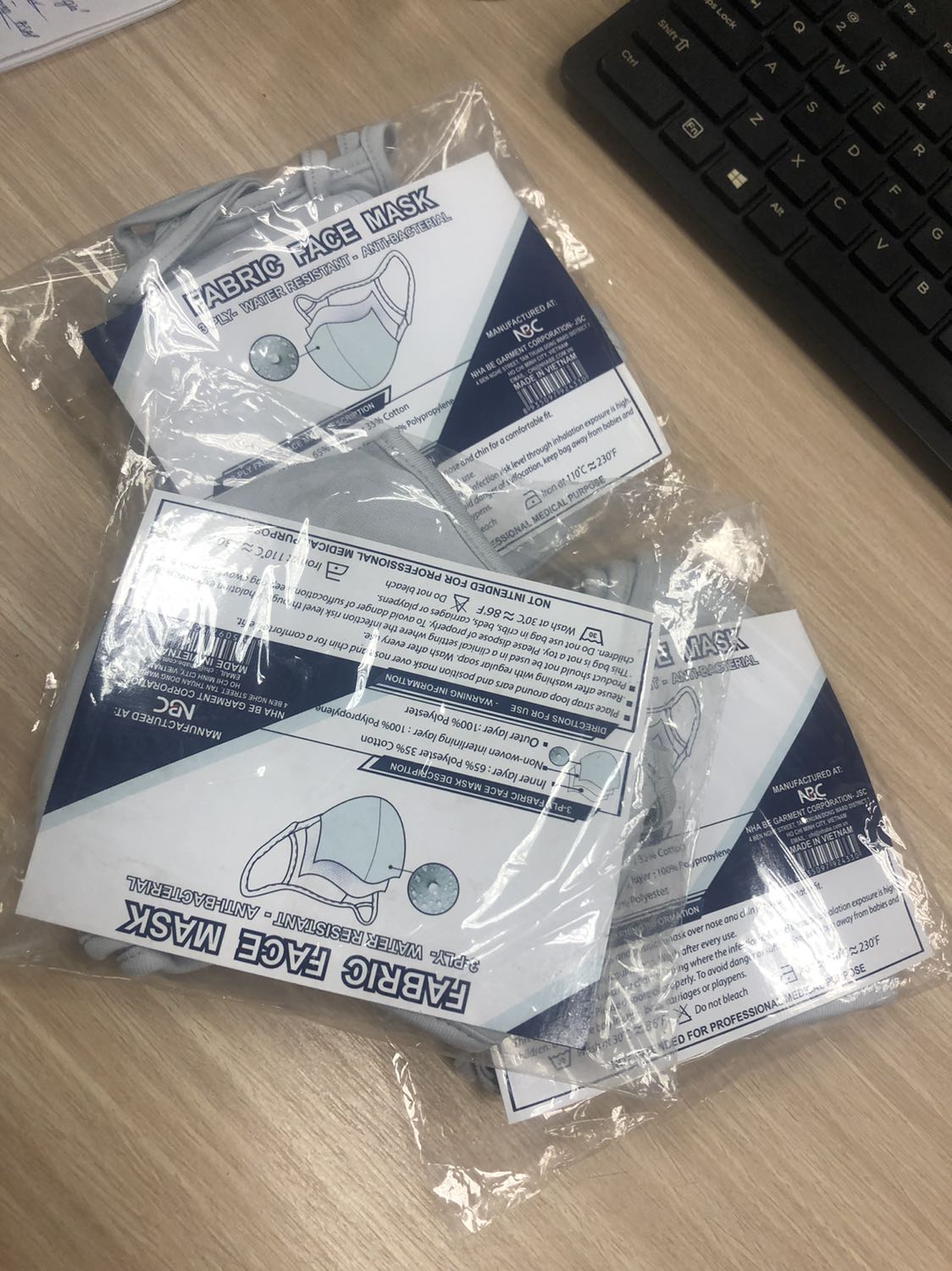 Có mùi hơi khó chịu. Chắc mùi vải mới. Giặt là hết. Khẩu trang bự ôm hết mặt, mềm mại. Sử dụng ổn.