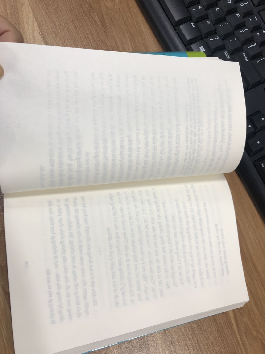 Nội dung sách mình khá hài lòng. Tuy nhiên mình rất không hài lòng về chất lượng in ấn. Có những trang mờ hẳn đi, đặc biệt còn bị in sót mất 6 trang trắng không có nội dung. Rất bực mình.