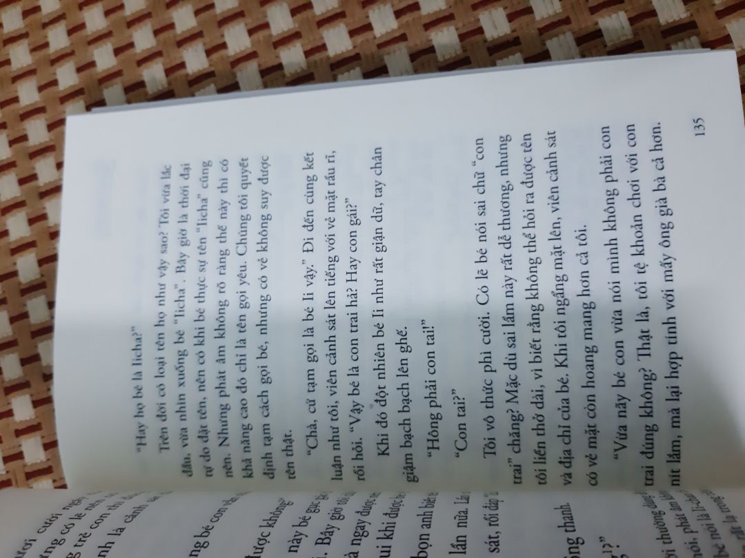 Quyển này mình mua cho cháu. Cháu đang học cấp 2. Cũng ko rõ nội dung ra sao. Nhưng thấy cháu mình khen bảo đọc cũng hay. :" Series hình như 10 quyển lận.