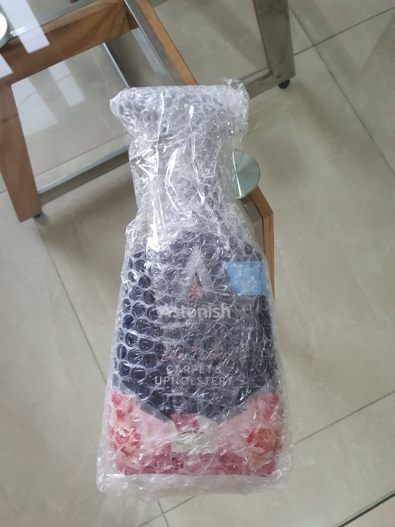 Bình xịt tẩy cho sofa vải nỉ cũg khá ổn. Tuy nhiên nó chỉ sạch ở những chỗ mình xịt bọt lên, nên nếu chà sạch cả 1 cái sofa thì khá ... tốn kém :)))