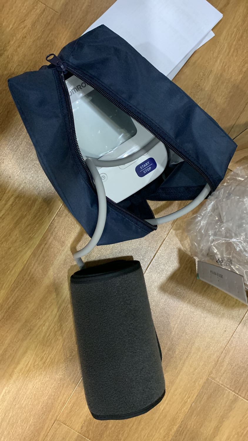 Shop đóng gói khá cẩn thận, tuy nhiên hộp máy bên trong lại bị bong. Máy dùng vẫn ok và hoạt động bình thường. Máy đc bảo hành điện tử nên có thể tự kích hoạt bảo hành