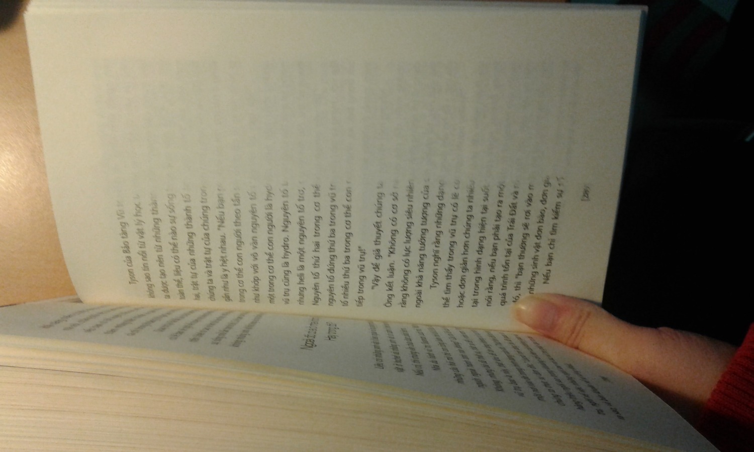 Cuốn sách có nội dung rất tốt, xây dựng các tình huống tương đối hợp lý, là một truyện viễn tưởng hợp cho thiếu nhi. Tuy nhiên cái kết vẫn gây nhiều thắc mắc và chưa làm rõ nhiều vấn đề của truyện. Phần phụ lục rất hay, tuy nhiên mình chưa đọc hết được do in bị lỗi thế này đây. Hình dáng của sách cũng hơi khác với mọi cuốn sách khác của Nhã Nam nên mình nghi sách giả. Mình có phản hồi và gửi trả lại tiki, nhưng có vẻ do nghỉ Tết nên lâu lâu chưa thấy phản hồi lại của tiki.