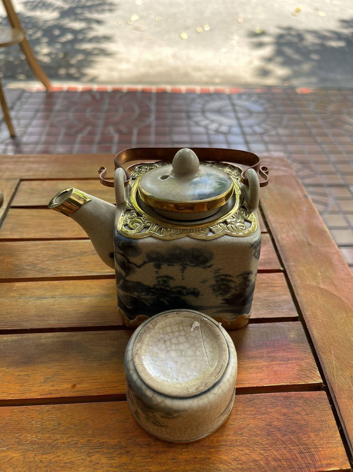 Quá tệ, giao hàng vỡ ly. Nắp bình trà ko vừa với bình, ko đậy lại đc. Liên hệ với shop thì hứa hẹn đổi nhưng gần cả tháng nay ko giải quyết. Nhắn tin cho shop thì đã xem nhưng ko trả lời