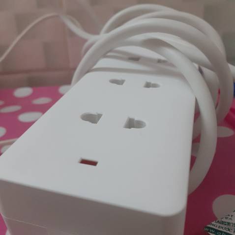 Ổ sạc không bị nóng , chất liệu nhựa ABS có vẻ tốt , khá mịn tay và cao cấp . Hơi tiếc là không khớp với sạc đầu dẹt lắm , cắm vào dùng được nhưng không cố định được nên chỉ dùng tạm , chui tròn thì tốt lắm .