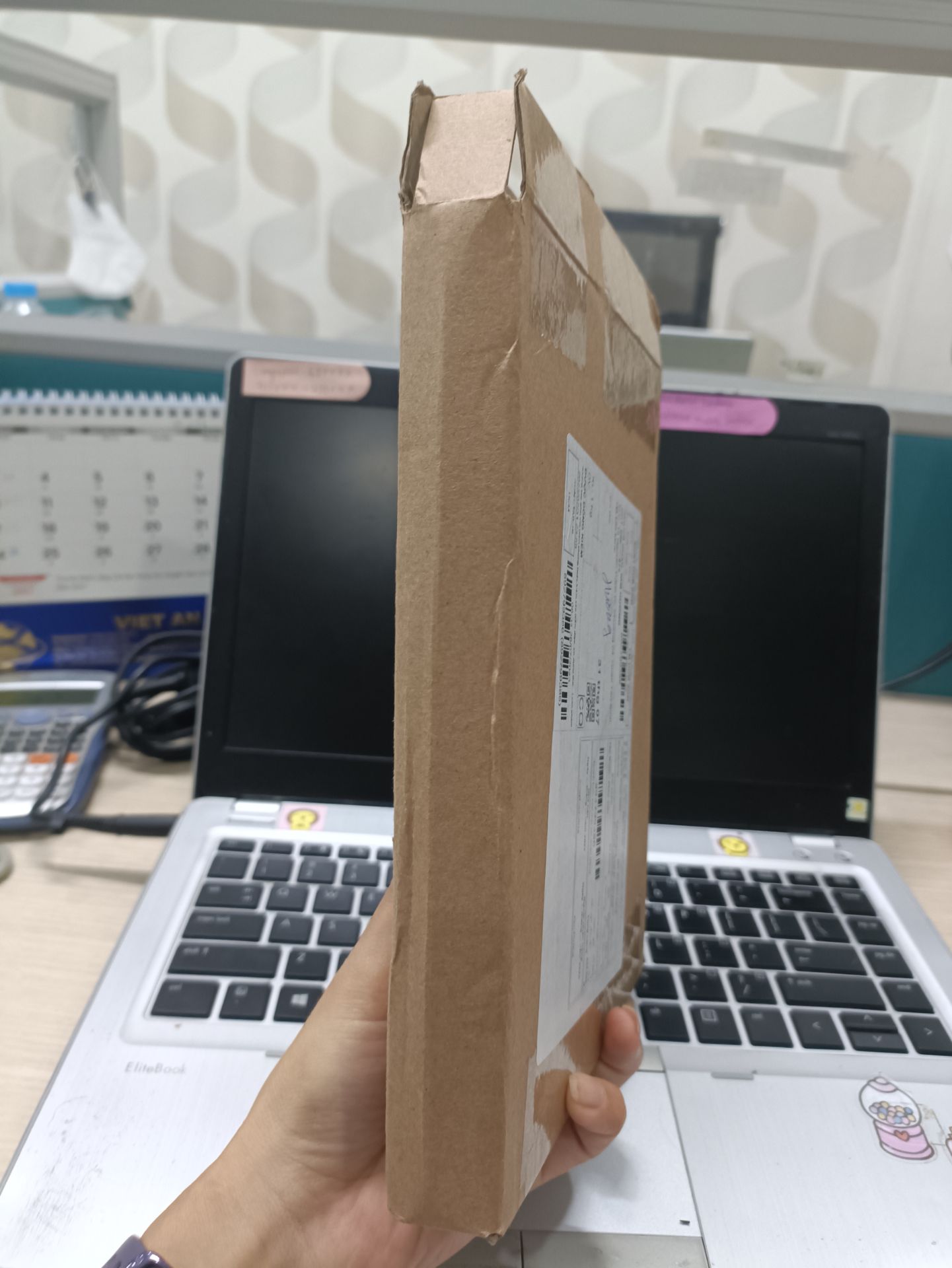 Mua 2 cuốn nhưng chỉ giao 1 cuốn phải gọi lên tổng đài rồi chụp hình gửi qua ***. Phiền lắm luôn đó. Lúc cầm sản phẩm cũng nói shiper "sao 2 cuốn mà mỏng vậy?" nhưng vẫn cầm tiền trả 2 cuốn. 😌😌😌
Thêm phần đóng gói chỉ biết cạn lời, nếu chỉ quấn xốp nổ mặt trước mặt sau để không quấn thì sau này quấn nữa.