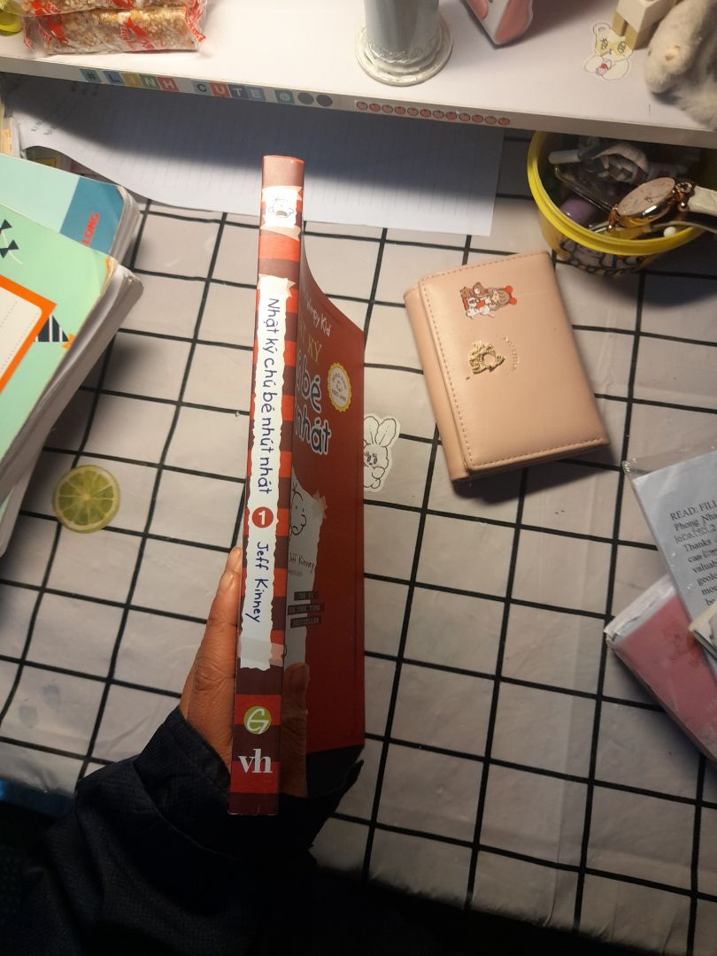 Sách sịn dã man ý! Hình ảnh sinh động đã thế còn song ngữ tiếng siêu sịn hàng đẹp giao nhanh mỗi tội gói hộp hơi méo xíu nhưng ksao vì sách vẫn xinh và đẹp!!!