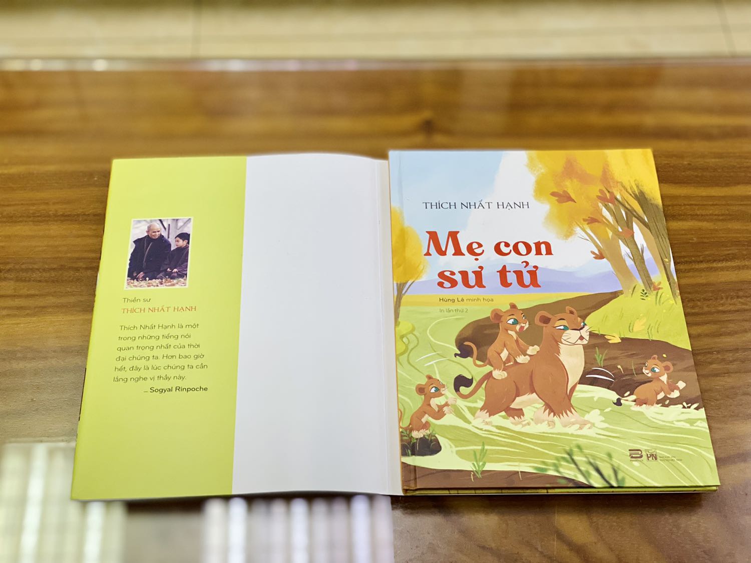 + Nhà bán giao hàng nhanh như một cơn gió. Mình săn sale trưa 11/11 mà hôm sau đã nhận được sách. Đơn 2 quyển đóng gói ổn, sách được bọc màng co, nguyên vẹn, không bị hư hại gì. 
+ Sách bìa cứng, khổ to, có áo bìa; in màu toàn bộ trên giấy bóng, chất lượng giấy tốt, dày dặn, hình minh họa sinh động. Câu chuyện về mẹ con sư tử phù hợp để kể cho các em nhỏ nghe vào mỗi tối trước khi đi ngủ.