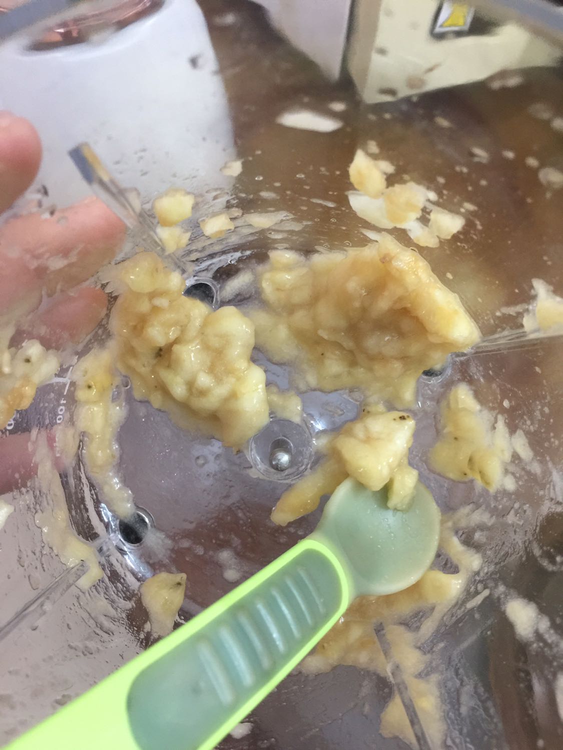 Đóng gói và vận chuyển nhanh.
Dây diện ngắn, cối bằng nhựa giòn cứng dễ bể. Vạch chia trong cối dễ bay màu. Xay chuối chín với táo nhưng xay không nát, còn nguyên lát chuối và táo, máy không có chức năng đảo nên xay không nhỏ được. Quảng cáo xay được thịt nhưng xay chuối chín không nát thì xay thịt không nổi. Lưỡi dao không đủ bén, khá cùn. Máy không bảo hành, không có hướng dẫn sử dụng, chỉ có hình ảnh minh hoạ trên hộp. Tính mua xay thịt cho bé ăn dặm nhưng mua nhầm sản phẩm rồi. Giá nào của đó chẳng sai.