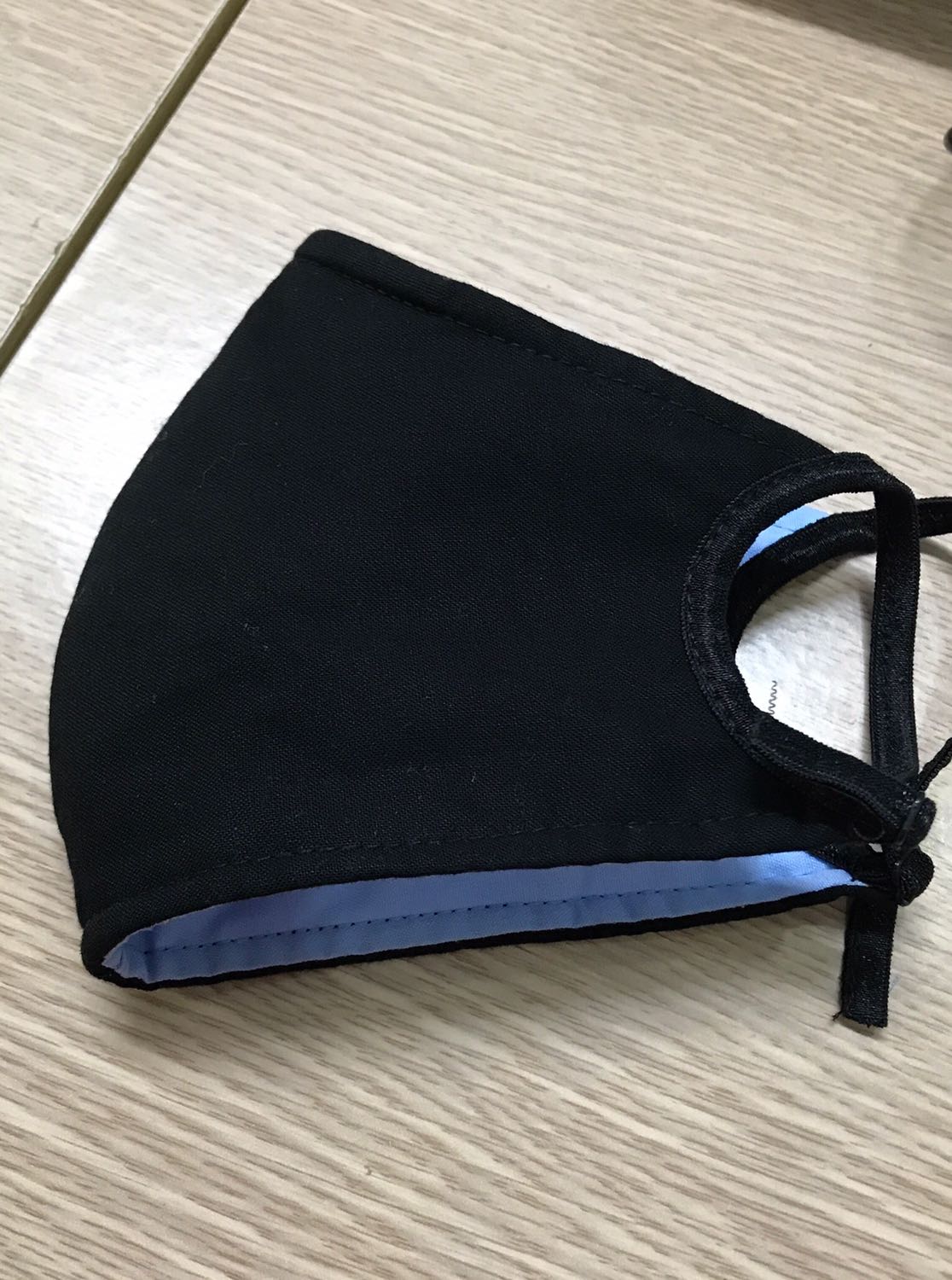 Khẩu trang chất vải dày dặn, ôm khít, lớp vải trong thoáng mình dễ chịu, giặt mau khô. mong là sẽ được bền như quảng cáo.