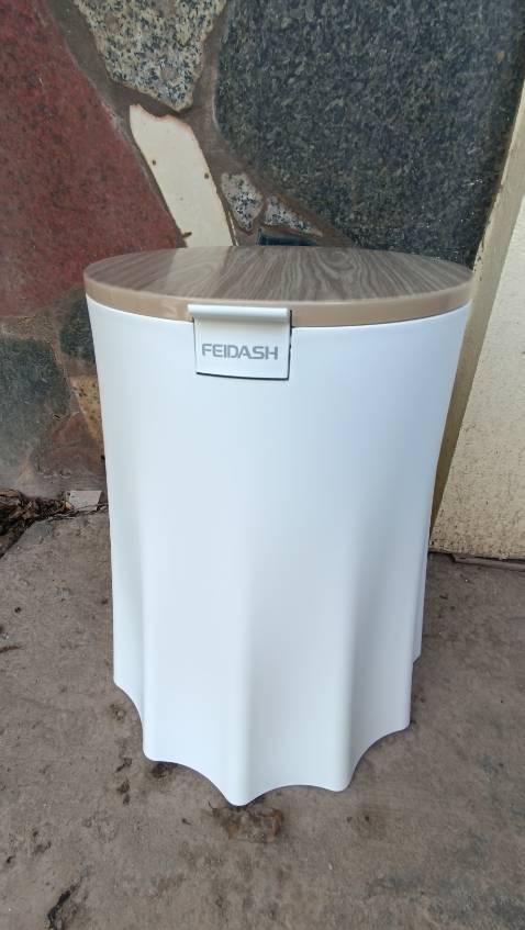 Đẹp. Độc lạ Bình Dương cmnl. Đế lớn không sợ xô đẩy, chống đổ. Có 2 lớp giúp tháo rời và vệ sinh dễ dàng hơn