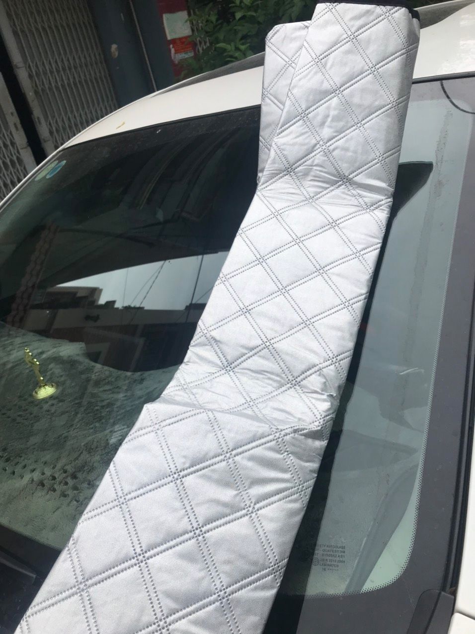 Sản phẩm đóng gói đẹp, tấm bạt dày như sản phẩm. Dễ dàng lắp đặt lên xe, sử dụng xong gấp gọn lại củng khá dễ nên rất thích . Bạt có tai ràng chắc chắn nên không gió bay nữa. Chất lượng sản phẩm tốt