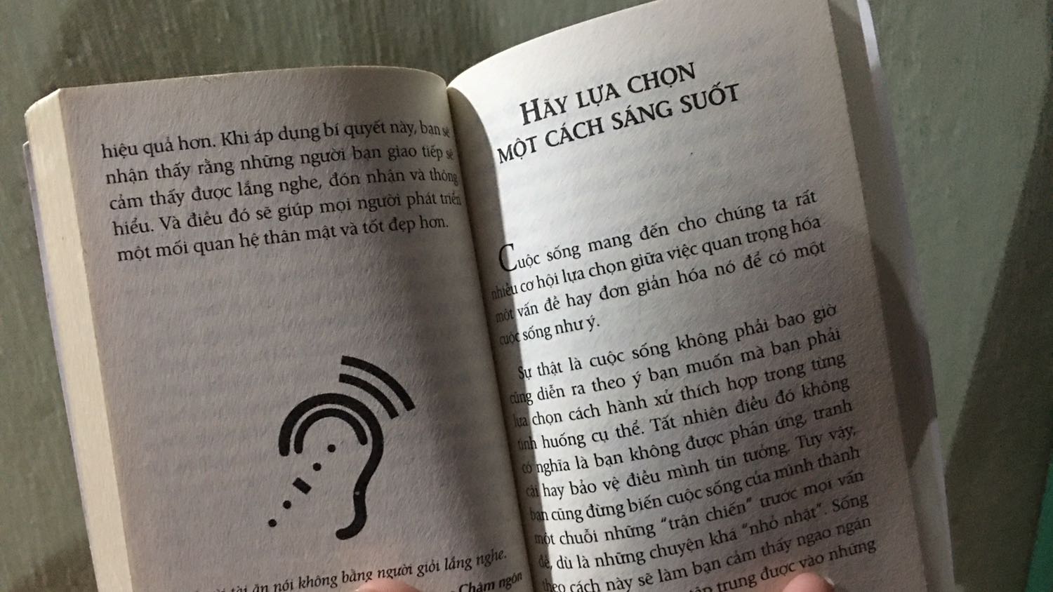 Sách nhỏ dễ mang theo bên mình nhưng đó cũng là một khuyết điểm , mình không thích chất liệu giấy lắm , cuốn này chỉ dẫn mình trong nhiều điều của cuộc sống , nếu được quay về quá khứ mình vẫn sẽ mua nó !