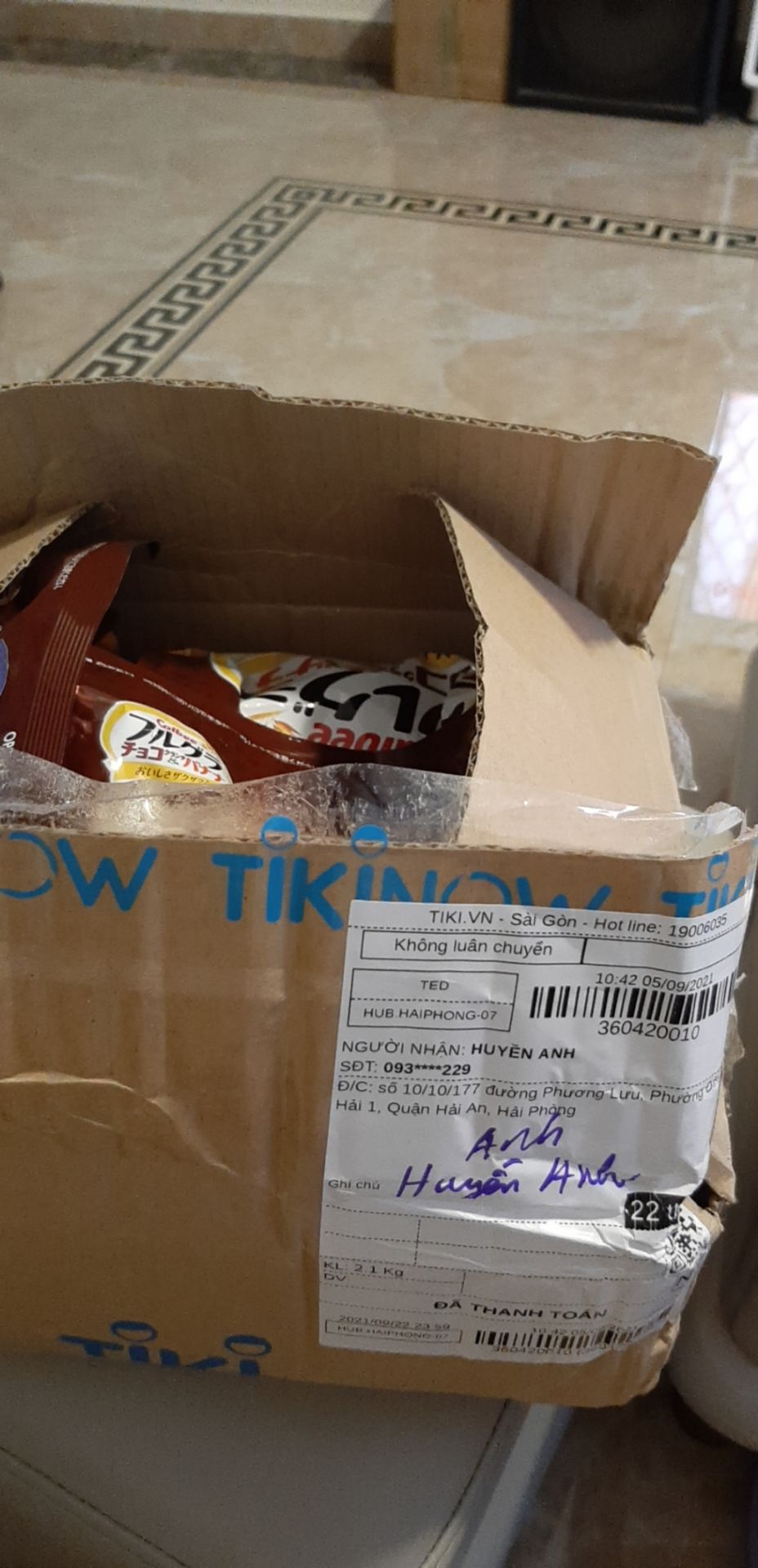 Mình thường ăn gói màu nâu Full grass. Cảm giác hạt ngũ cốc gói nâu này không giòn ngon bằng, chuối cũng ít hơn nhưng có cảm giác dẻo thơm hơn.