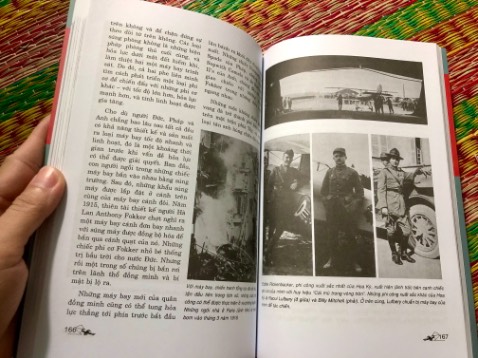 Ngoài ảnh tư liệu còn có cả tranh minh họa, giúp người đọc tiếp nhận thông tin nhanh và dễ hiểu hơn. Nội dung sách rất bổ ích. Mình rất hài lòng về bộ sách.