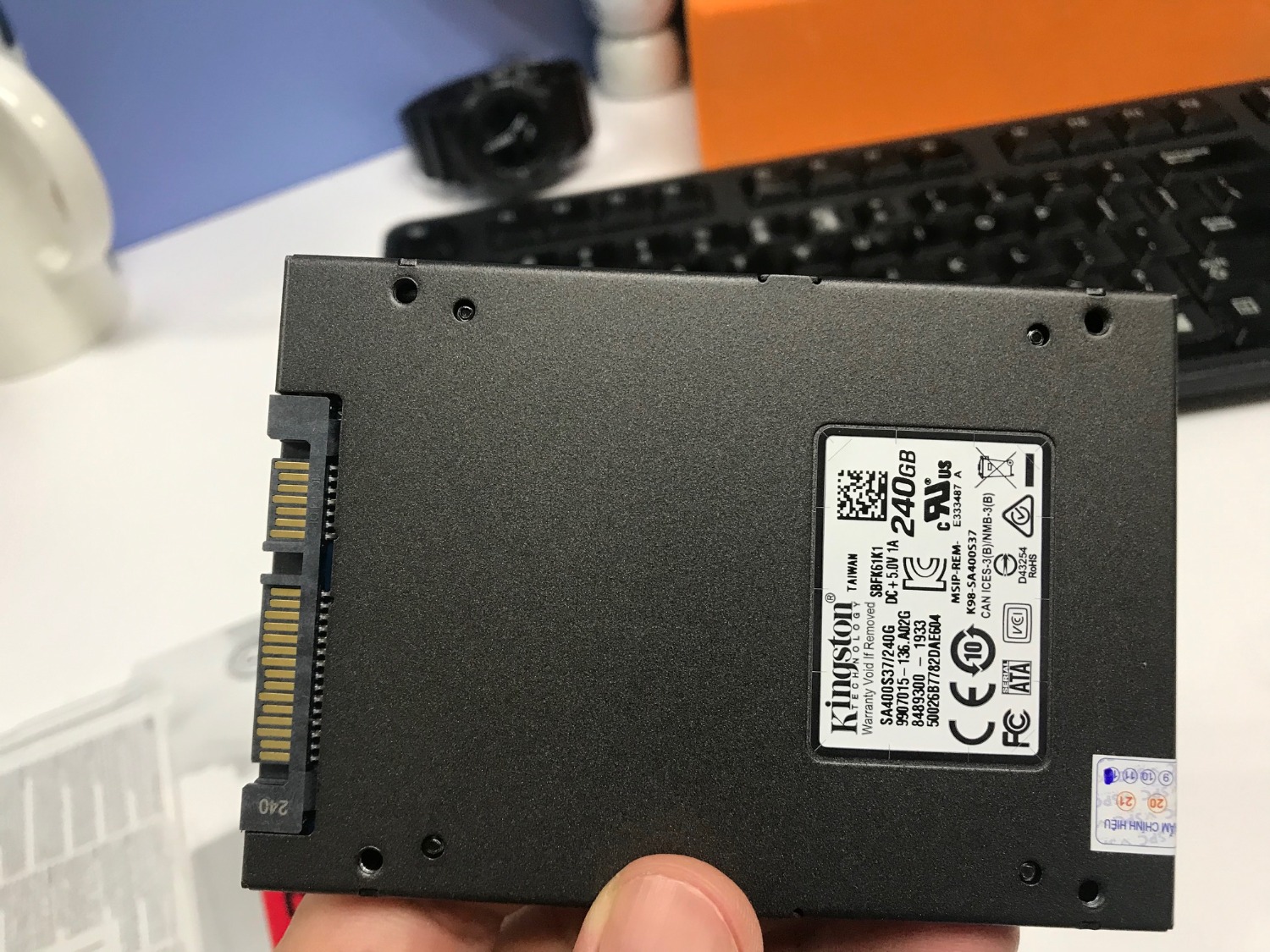 Nhận hàng kiểm tra đúng thông số và là hàng chính hãng. Nhưng cài cài đặt Win mãi không được vào phút cuối (màn hình welcome) Làm lại rất nhiều lần thử nhiều cách. Cuối cùng cũng cài được. 
Nhận xét tổng quan: Ổ cứng cải thiện tốc độ win nhanh hơn ổ đĩa cơ nhưng vẫn chưa đúng theo thông số nhà sản xuấ 10X, theo mình chỉ cải thiện thời gian khởi động và các tác vụ gấp 3 lần. Nhìn chung chấp nhận được.
Kiểm tra sức khỏe ổ SSD phần SSD Wear Indicator : 99% (mặt dù mới cài vừa sử dụng)
Ngoài ra những lợi điểm mà SSD đem lại, chạy êm không tiếng động, ít tốn pin, mát máy là thực tế. 
Cuối cùng dùng phần mềm *** tốc độ ghi đọc tốc độ cũng chưa đạt như nhà sản xuất, các đánh giá về ổ cứng SSD cùng loại trên cộng đồng mạng. Nhận hàng kiểm tra đúng thông số và là hàng chính hãng. Nhưng cài cài đặt Win mãi không được vào phút cuối (màn hình welcome) Làm lại rất nhiều lần thử nhiều cách. Cuối cùng cũng cài được. 
Nhận xét tổng quan: Ổ cứng cải thiện tốc độ win nhanh hơn ổ đĩa cơ nhưng vẫn chưa đúng theo thông số nhà sản xuấ 10X, theo mình chỉ cải thiện thời gian khởi động và các tác vụ gấp 3 lần. Nhìn chung chấp nhận được.
Kiểm tra sức khỏe ổ SSD phần SSD Wear Indicator : 99% (mặt dù mới cài vừa sử dụng)
Ngoài ra những lợi điểm mà SSD đem lại, chạy êm không tiếng động, ít tốn pin, mát máy là thực tế. 
Cuối cùng dùng phần mềm *** tốc độ ghi đọc tốc độ cũng chưa đạt như nhà sản xuất, các đánh giá về ổ cứng SSD cùng loại trên cộng đồng mạng.