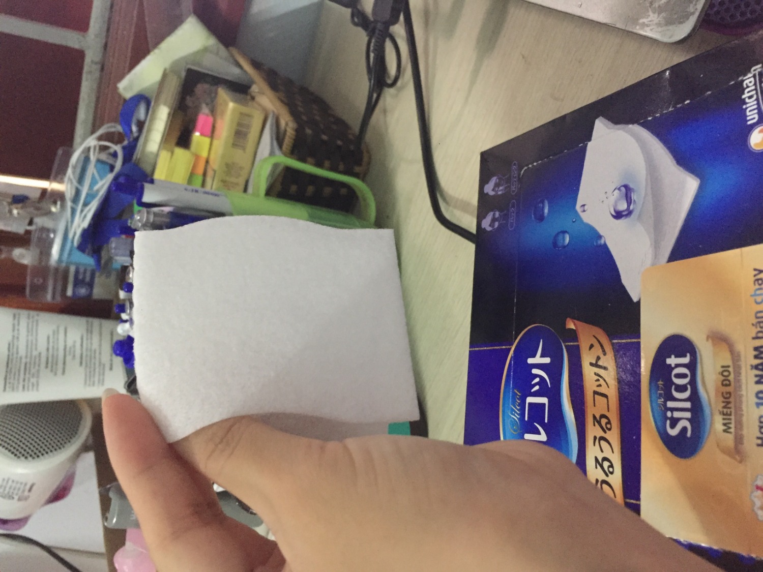 Mình mua loại bông đôi này về để dùng làm lotion mask.
Về cơ bản thì bông mềm, xốp, giữ được lotion khá, k bị chảy nước trên mặt, giá thành lại rẻ hơn so với mua mặt nạ nén của miso.
Tuy nhiên, tiền nào của ấy, cảm giác thư giãn khi đắp không bằng dùng các loại mặt nạ giấy khác.
Tóm lại: để tiết kiệm và trả nghiệm thì nên mua dùng thử. Còn nếu tính đến hiệu quả thì nên chọn loại mặt nạ giấy chuyên dụng.