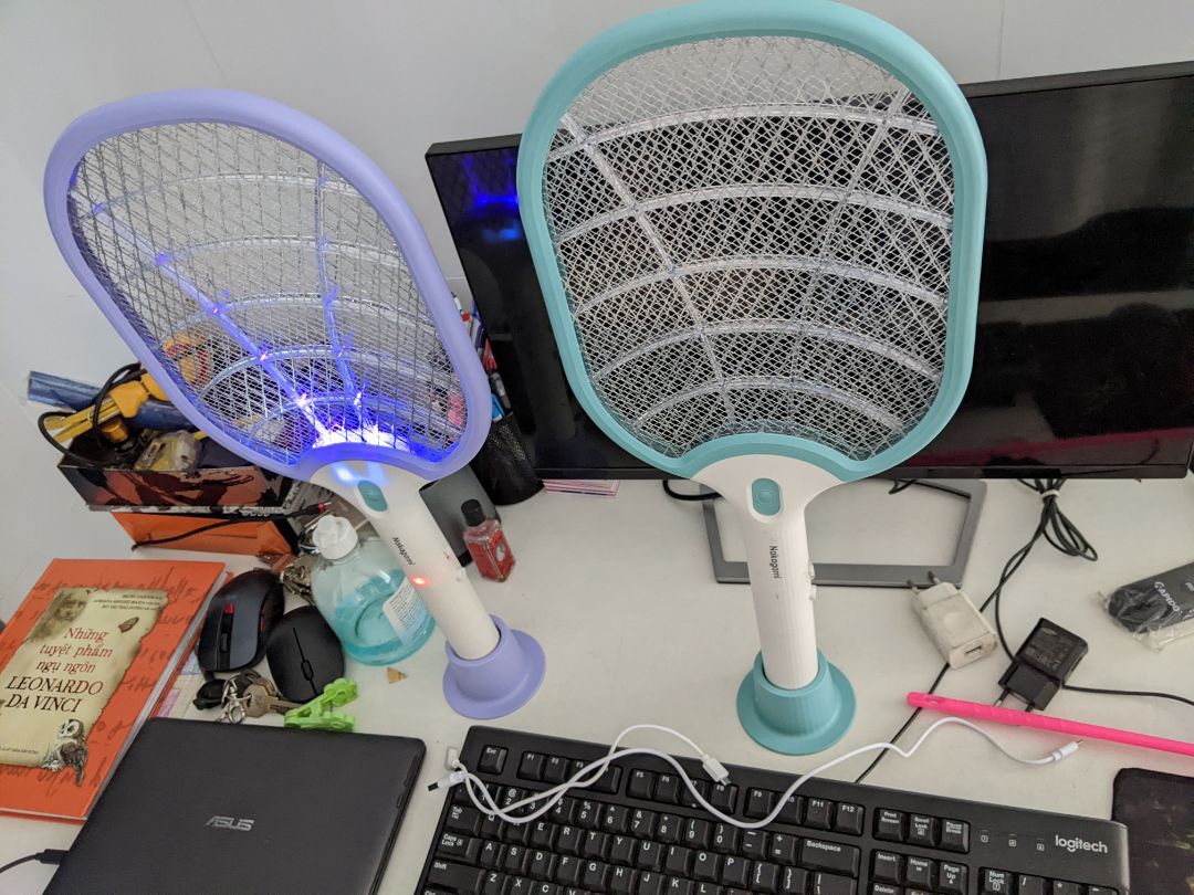 côn trùng chết lách tách
nhưng sao giao 1 dây sạc ngắn củn, 1 dây thì dài chút, sử dụng được