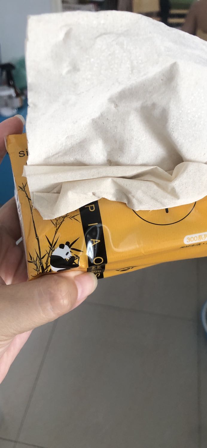 Chất lượng giấy quá tệ so với giá thành cao hơn loại cũ mình mua, cùng hãng mà rẻ hơn gần 30k. Giấy này không phải chính hãng. Mọi người nên cân nhắc đừng nên mua (mh vì cần ship nhanh nên mua thử shop này nhưng tệ quá) đụng vào nó mũn mùn. Có nước dính vào thì “tan nhanh trong nước luôn”. Cùng hãng này mình sd đó giờ có nước nó vẫn dai và k rách. Quá tệ!