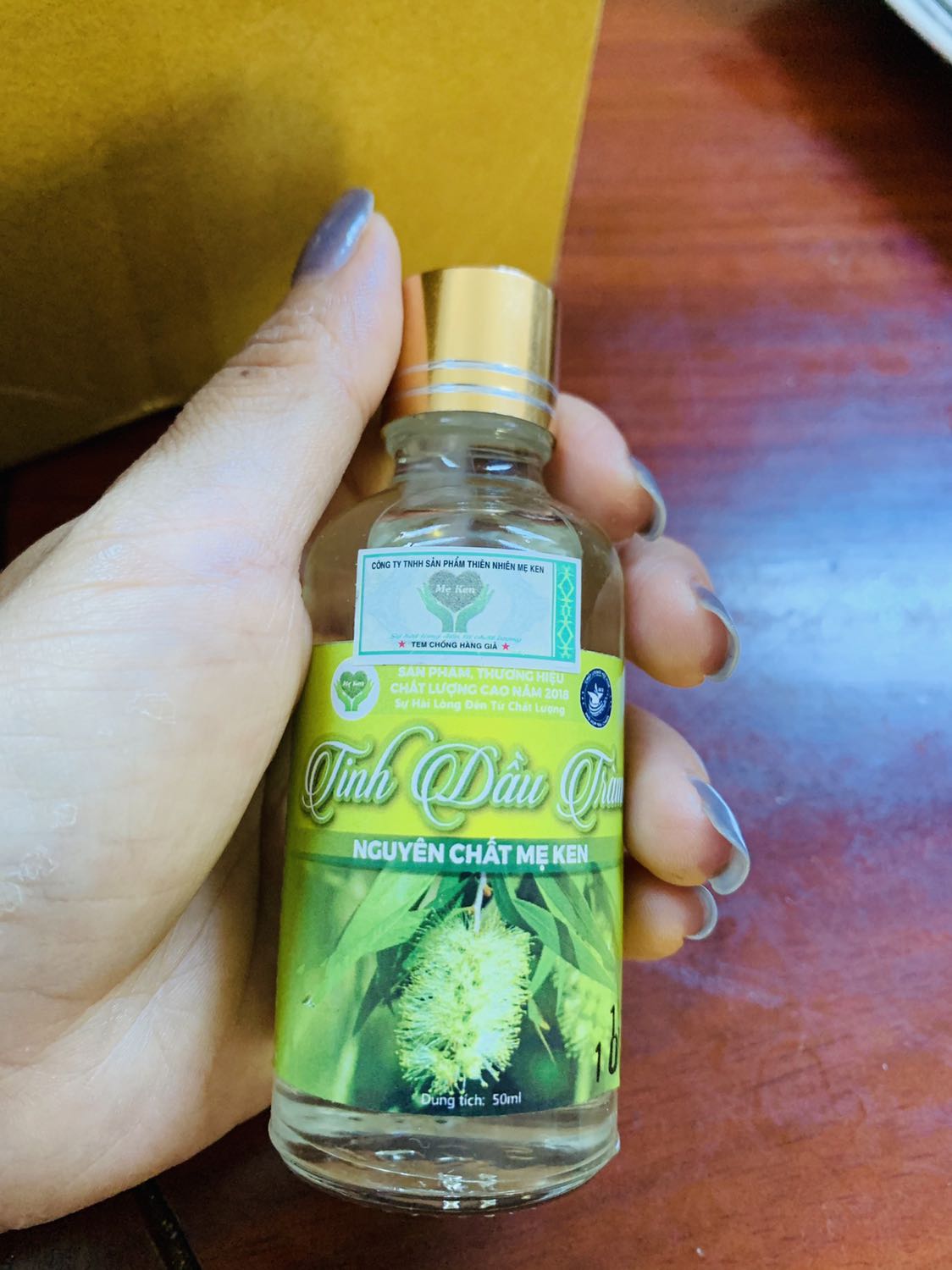 Vì mua về nên mình chỉ đánh giá cảm quan.
Tiki ship hàng thì luôn nhanh. 
Dầu thơm đặc trưng mùi tràm gió.
Đã xài nhiều dầu tràm, nhưng thấy loại này rất thơm. Vì mua về nên mình chỉ đánh giá cảm quan.
Tiki ship hàng thì luôn nhanh. 
Dầu thơm đặc trưng mùi tràm gió.
Đã xài nhiều dầu tràm, nhưng thấy loại này rất thơm.