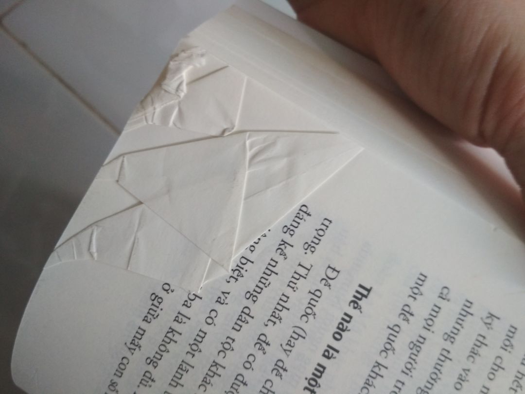 Sách thì nghe review nhiều nê mình mua đọc. Giao hàng cũng khá nhanh và sách vẫn còn bọc bìa kính. Tuy nhiên phần bên trong sách chưa được cắt trang hoặc cắt bị lỗi nhiều. Giấy nhẹ màu không chói mắt.