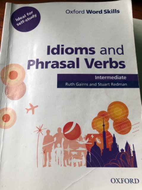 Sách hay bổ ích lắm nha, sách viết theo chủ đề. Mỗi chủ đề chia ra các bài học nhỏ, ngắn tầm 1-2trang nên k có bị ngán mà thích lắm nha. Có điều hơi buồn là sách k có phần nghe, nếu kết hợp thêm 1 đoạn nghe vào nữa là hoàn hảo luôn ý.