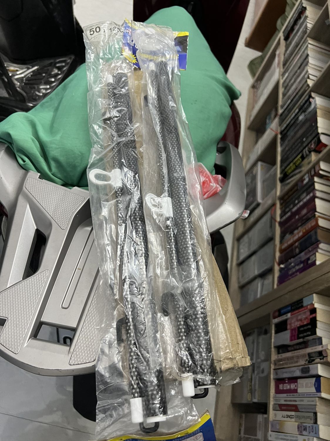 Tia ship tới rách tơi tả! Box bị bung, mua 2 cái, 1 cái mất 3 cục hít vào gương! Tiki làm ăn kiểu gì vậy? Để nghị liên hệ với tôi nhanh nhất có thể!!!