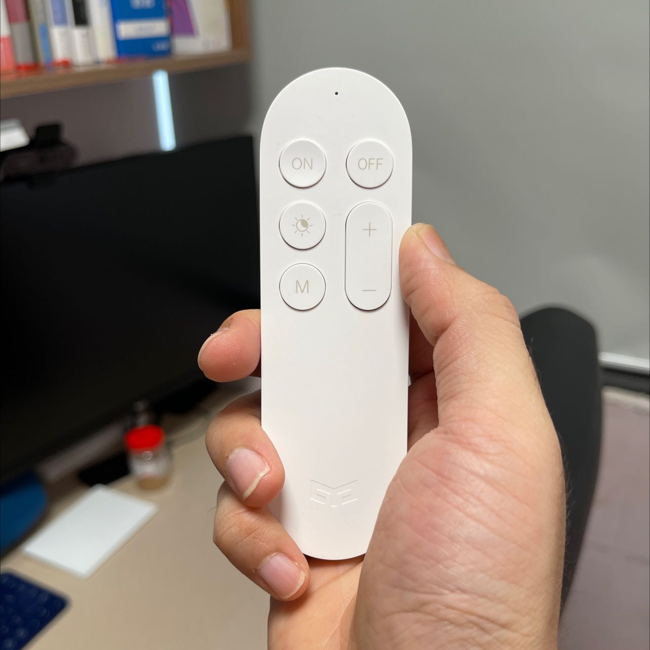 Sản phẩm này thật sự tuyệt vời.
Thông minh.
Kết nối được tất cả các hệ sinh thái phổ biến hiện nay.
Sản phẩm thật sự đáng mua!
Ánh sáng toả ra rất đẹp làm căn phòng trở nên sang trọng hơn rất nhiều.