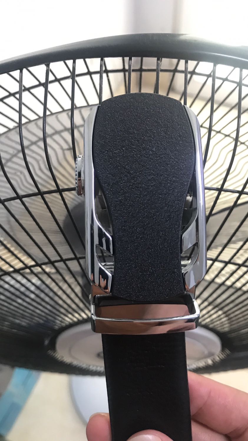 Thắt lưng thiết kế thời trang đẹp rất bắt mắt. Đẹp và chắc chắn. Dây da mềm đẹp và rất dài, da có độ bóng cao. Dây dài bụng mình bé nên phải cắt đi một đoạn. Dây mềm nên đeo cảm giác cũng dễ chịu, nó ôm sát theo bụng và cũng không tạo cảm giác khó chịu như một sốt thắt lưng có da bị cứng. Sản phẩm đẹp thiết kế hay cho shop 5 sao, sẽ tiếp tục ủng hộ shop khi có nhu cầu.