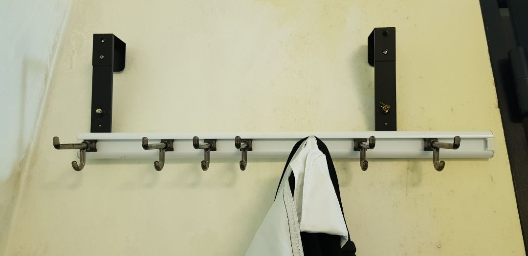 Thanh treo chắc chắn, các míc treo nhựa cứng nên không rõ độ bền. Vì nhà cửa kính không có gờ như cửa gỗ nên phải treo tường, cũng tạm ổn