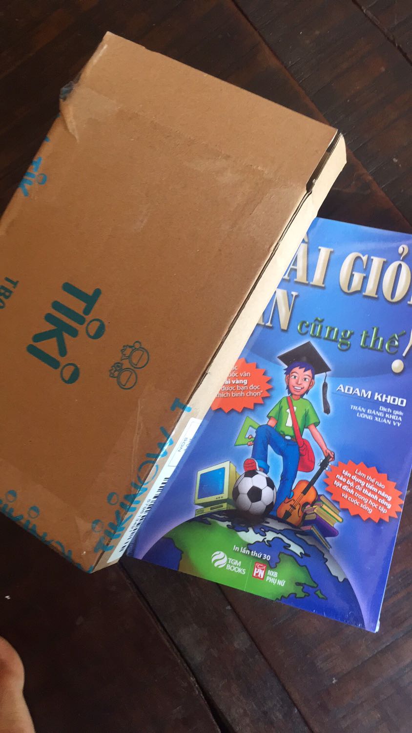 Sách giao cực kỳ nhanh. Mới đặt ngày hôm qua thì sáng nay đã có hàng. Cực kỳ hài lòng. Anh giao hàng thân thiện. Giao luôn cả ngày chủ nhật :v ND sách thì cực kỳ hay. Sẽ ủng hộ tiki dài dài. Sách gói bao đẹp kỹ càng còn nguyên bao bên trong... very good